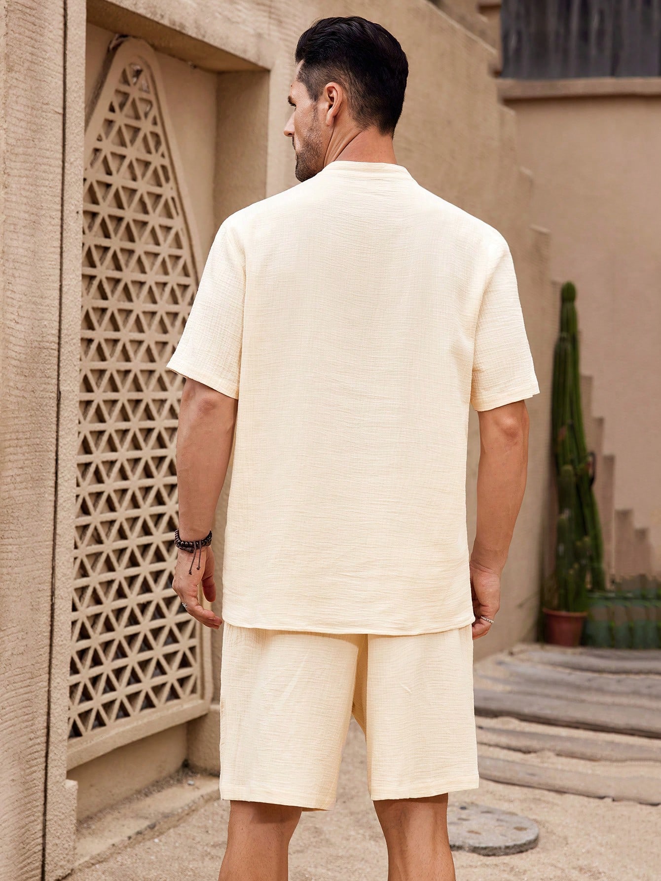 Manfinity KASUA 2pcs Men Solid Applique V-Neck Short Sleeve Shirt And Pocket Shorts Casual Outfit - Image 2