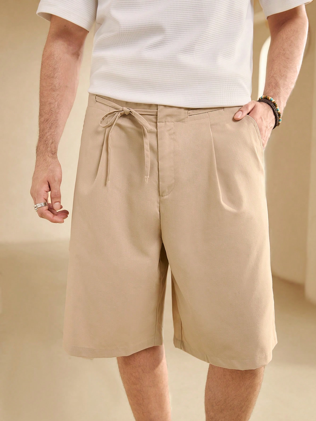 Manfinity KASUA Men??s Solid Color Loose Fit Pleated Casual Shorts - Image 1
